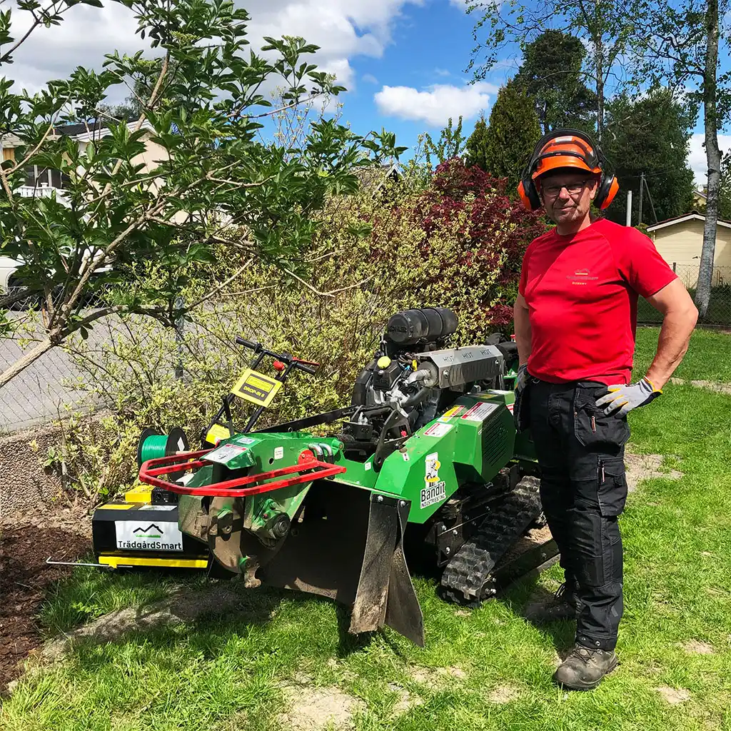 Robert installerar en robotgräsklippare i Uppsala.