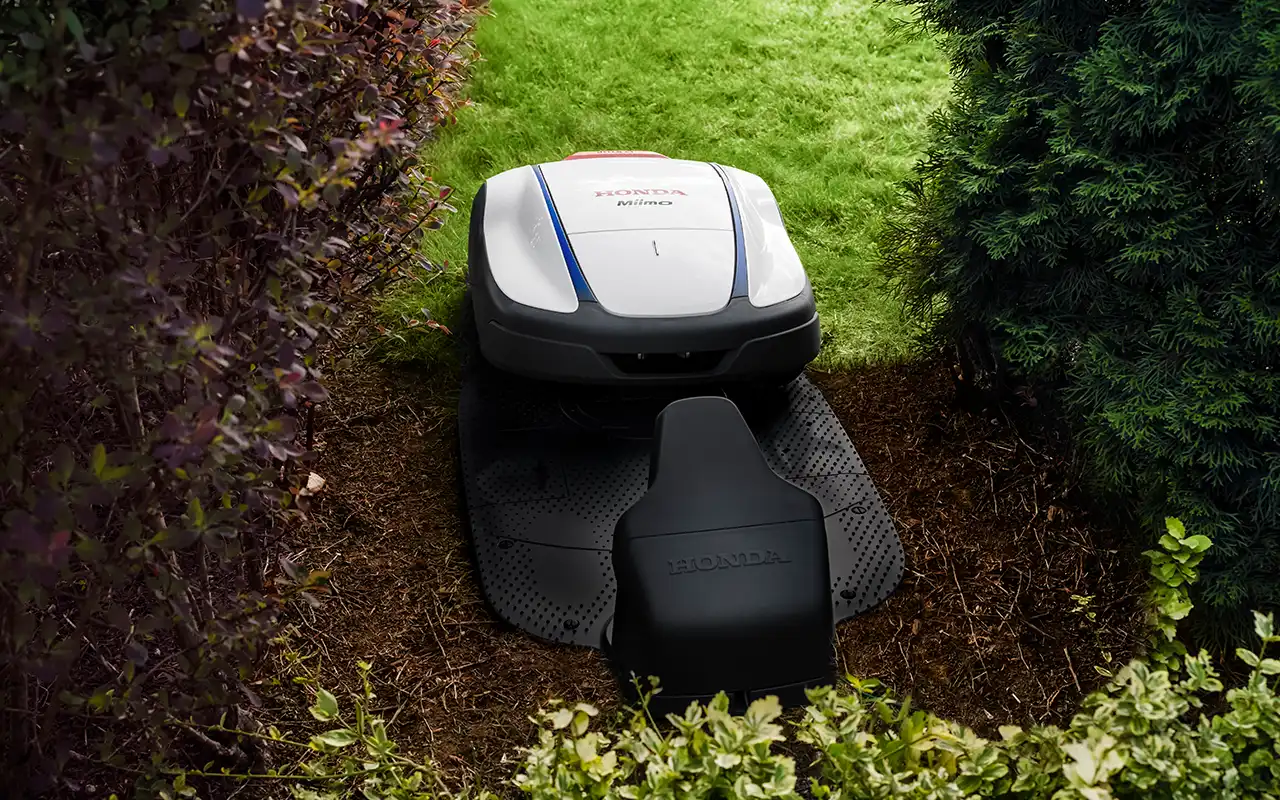 Honda Miimo robotgräsklippare dockar in till laddstationen