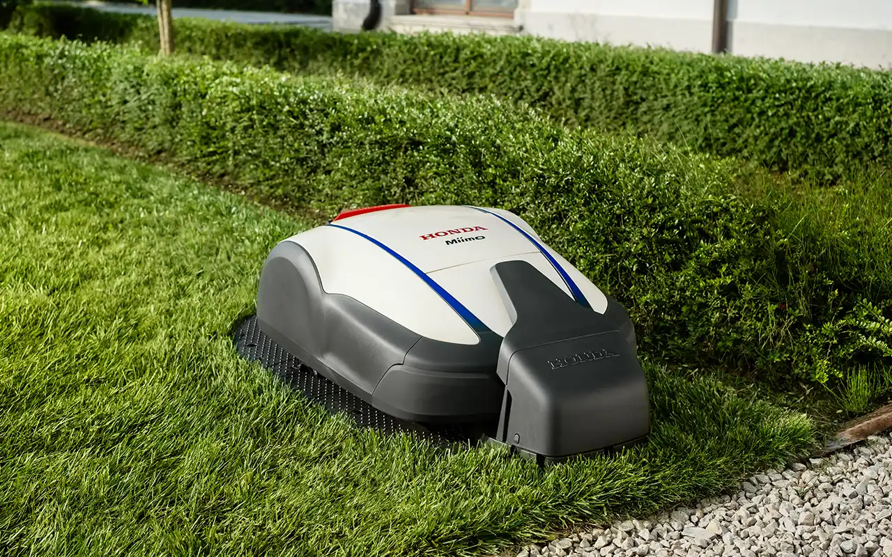 Honda Miimo robotgräsklippare i sin laddstation