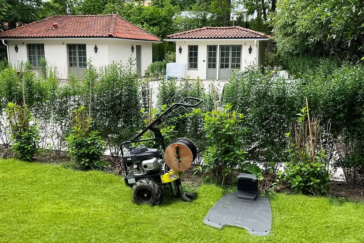 Installation av robotgräsklippare med en motordriven kabelläggare i Stockholm